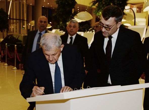 İraq Prezidenti Heydər Əliyev Mərkəzi ilə tanış olub - FOTO